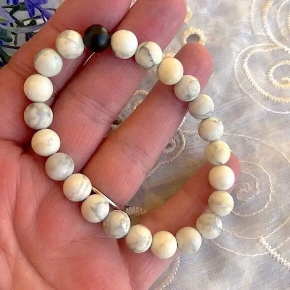 Natural Creamy White Howlite & Black Onyx Stretch Bracelet - Picture 5 of 7